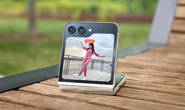 Galaxy Z Flip 5. El smartphone de tipo clamshell de Samsung ahora tiene pantalla externa más grande.