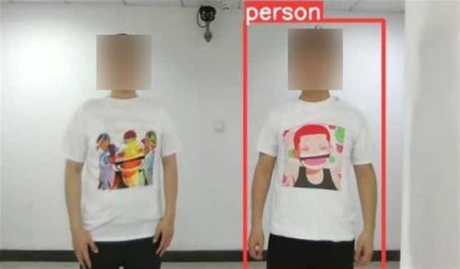 Imagen para el artículo titulado Por 71 dólares te puedes hacer con un abrigo invisible para las cámaras de seguridad