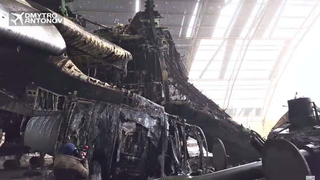 Imagen para el artículo titulado Muestran en detalle los daños del Antonov An-225, el avión más grande del mundo destruido en Ucrania