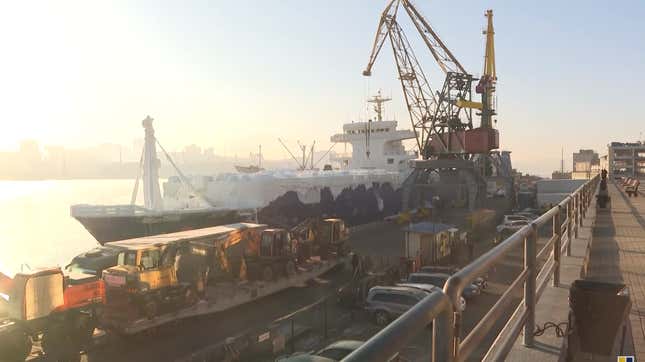 Imagen para el artículo titulado Un gigantesco barco repleto de coches llega con todo su cargamento helado por el mal tiempo