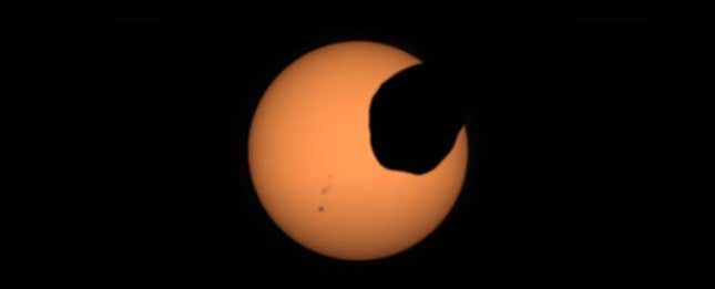 Imagen para el artículo titulado El rover Perseverance captura un asombroso eclipse solar en Marte