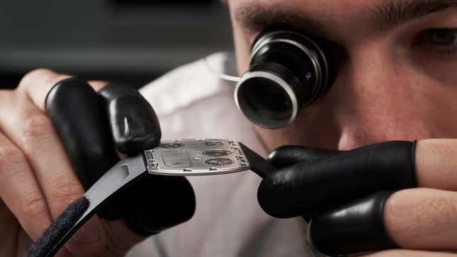 Imagen para el artículo titulado El reloj de pulsera mecánico más fino del mundo es del grosor de una moneda y cuesta 1.888.000 dólares