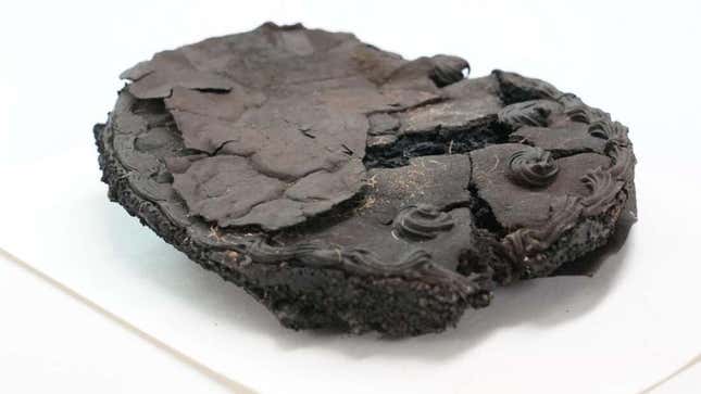 Imagen para el artículo titulado Encuentran un pastel intacto bajo los escombros de una ciudad derruida en la Segunda Guerra Mundial