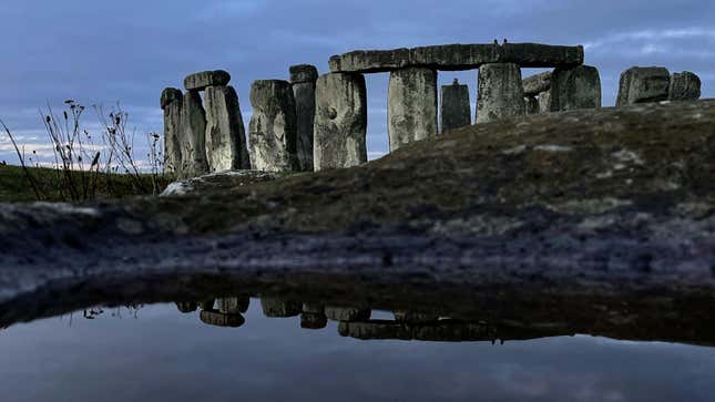 Imagen para el artículo titulado Descubren una red de cientos de pozos bajo Stonehenge
