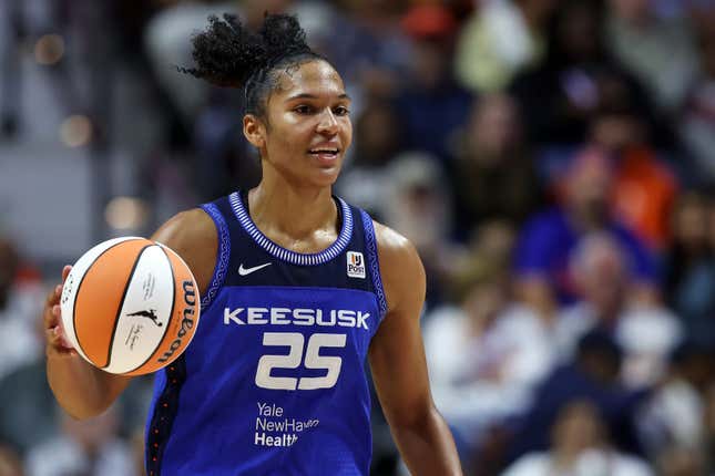 lyssa Thomas #25 of the Connecticut Sun dribbles downcourt during Game Three of the 2022 WNBA Finals at Mohegan Sun Arena on September 15, 2022 in Uncasville, Connecticut. (Photo by Maddie Meyer/Getty Images)