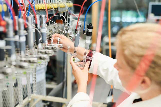 Margot Kuitems, primera autora del estudio y científica de la Universidad de Groningen, preparando muestras en la instalación de radiocarbono del Centro de Investigación de Isótopos, Groningen, Países Bajos