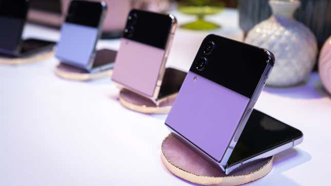 A photo of the Galaxy Z Flip 4's different colors
