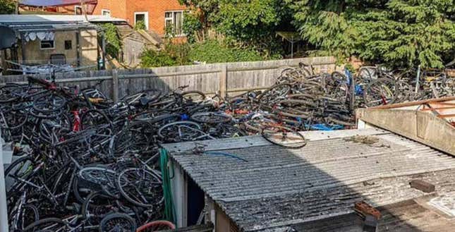 Imagen para el artículo titulado Este hombre tenía tantas bicicletas robadas en el patio trasero que se podían ver en Google Earth