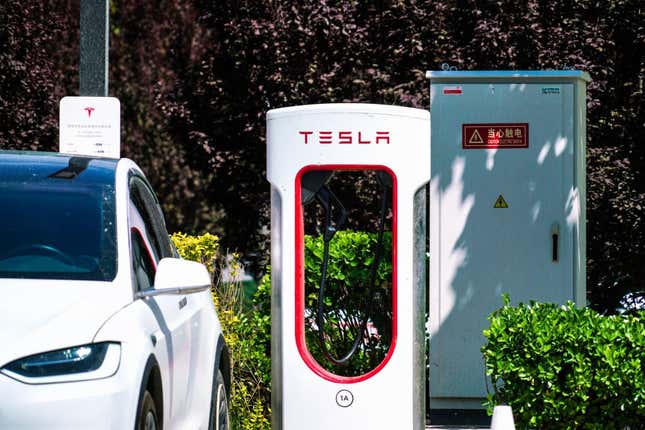 Imagen para el artículo titulado China cierra las estaciones de carga de vehículos eléctricos para ahorrar energía en la ola de calor