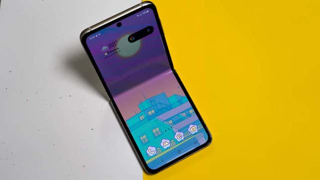 Imagen para el artículo titulado El próximo Galaxy Z Flip de Samsung podría recibir un (pequeño) aumento de batería y una pantalla exterior más grande