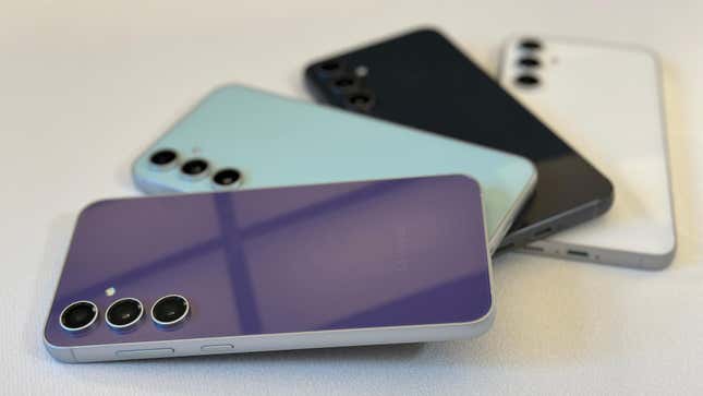 في حين أن اللون الأرجواني هو اللون المميز، فإن هاتف S23 FE يأتي أيضًا باللونين اليوسفي والنيلي، على الرغم من أن هذه الألوان متاحة فقط عند الشراء من خلال موقع سامسونج الإلكتروني.