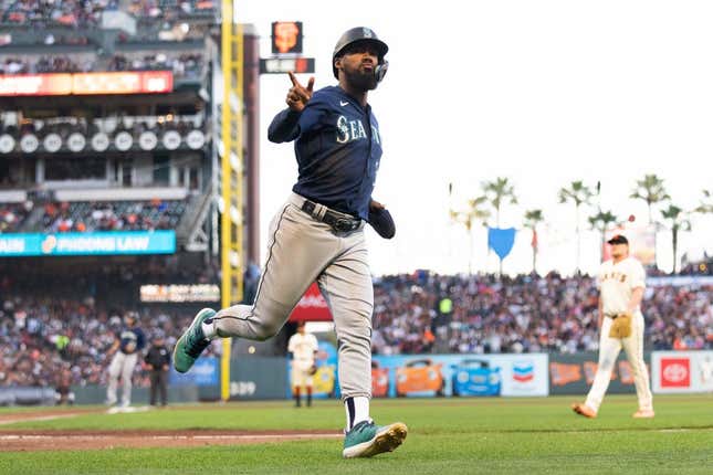 Mariners hold on, nip Giants for third straight win