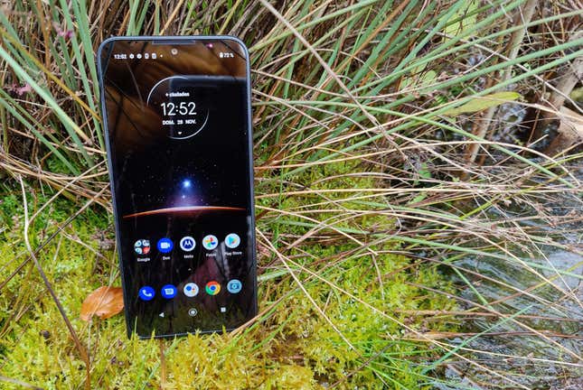 Imagen para el artículo titulado Puedes comprar un buen móvi barato, o un buen móvil barato que además no se rompa como el Motorola Defy