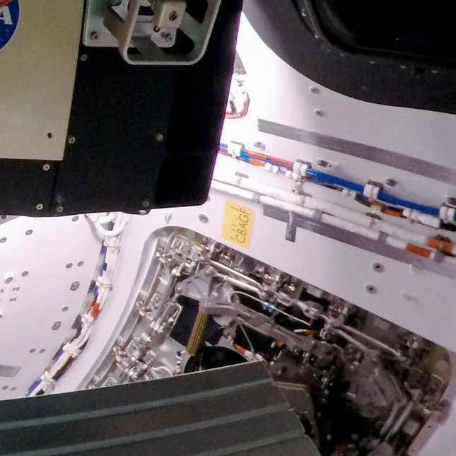 Imagen para el artículo titulado Todos los huevos de pascua que la NASA escondió en la nave Orion durante la misión Artemis 1