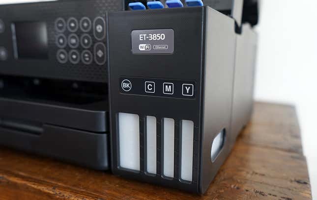 Las ventanas del compartimento de tinta de una impresora Epson EcoTank ET-3850