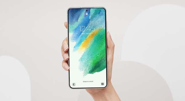 Imagen para el artículo titulado El Galaxy S21 FE ya está aquí y tiene el hardware del S21 por un mejor precio