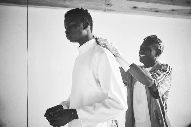 Image for article titled Photos: For Senegal’s jailed minors and street kids, fencing is more than just a sport