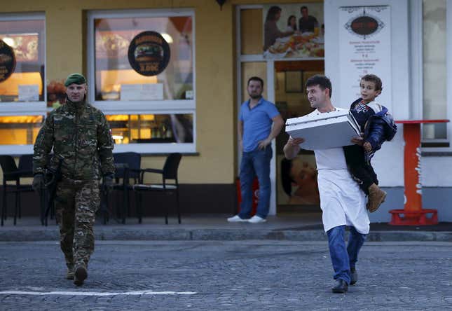 Image for article titled Photos: Hero Slovenian waiter delivers pizza to hungry migrant kids