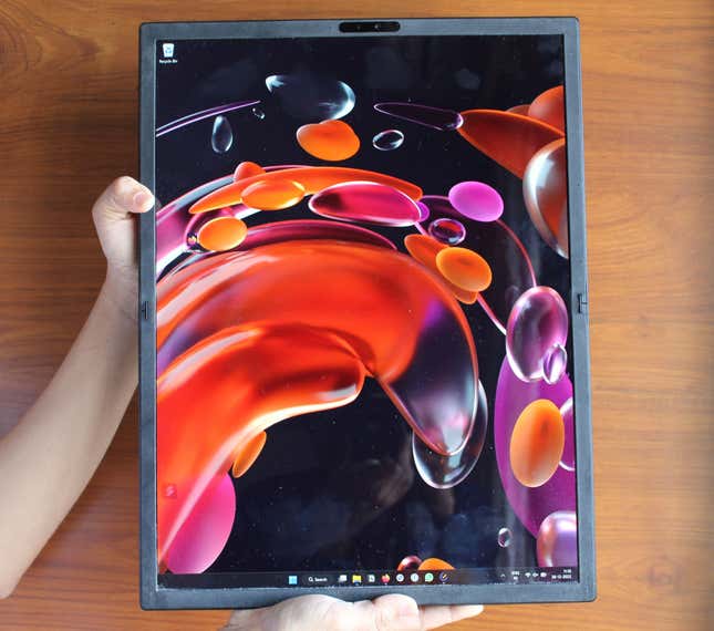 Imagen para el artículo titulado El Asus ZenBook 17 Fold OLED resulta muy prometedor, pero aun le queda trabajo por delante