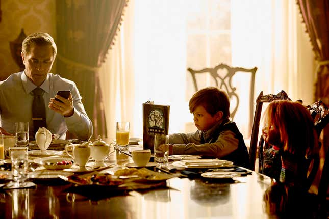 Başkan James Collins (Devon Sawa) oğlu ve Chucky ile birlikte.