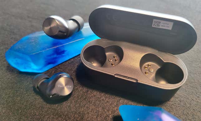 Imagen para el artículo titulado Los Technics AZ40 son tan cómodos y ligeros que olvidarás que no tienen cancelación de ruido activa