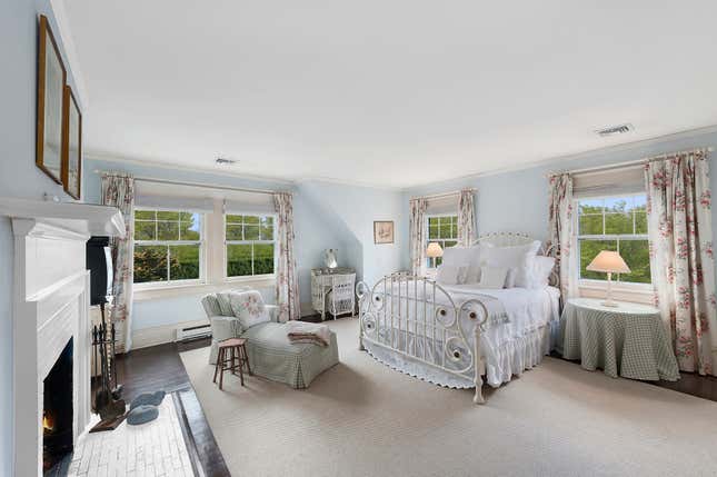 Image for article titled A look inside Grey Gardens, the storied Hamptons mansion that just sold for $15.5 million