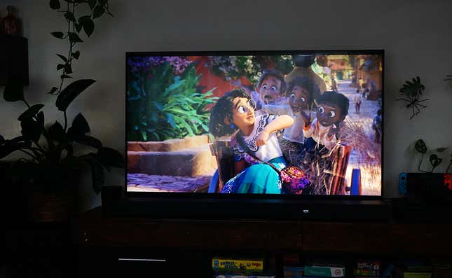 Fotograma de la película Encanto con la barra de sonido Sony HT-A5000