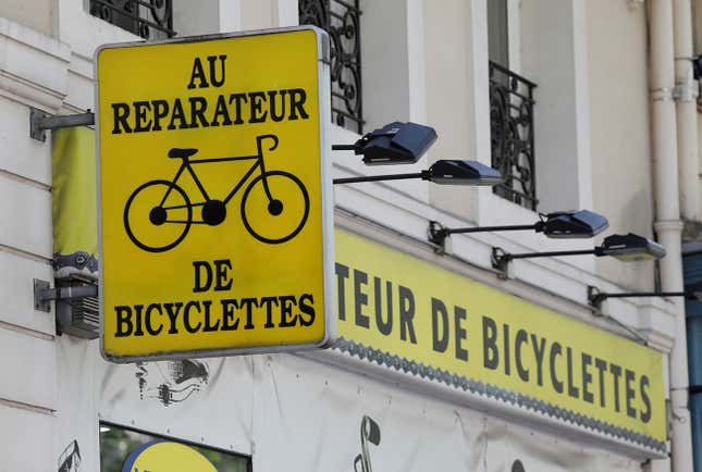 パリにある自転車のリペアショップ。REUTERS/Charles Platiau