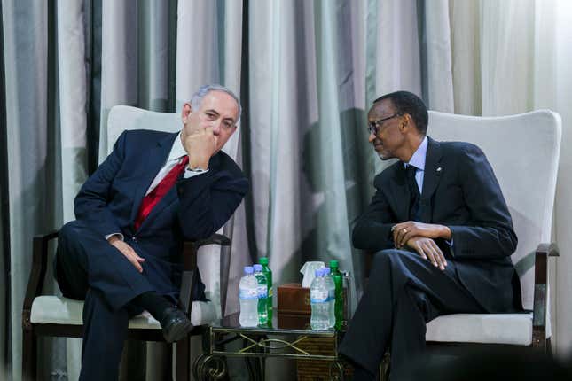 Israeli prime minister Netanyahu, left, and Rwanda’s president Paul Kagame.