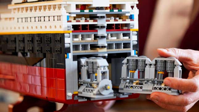 Imagen para el artículo titulado Esta réplica del Titanic es el modelo de Lego más grande jamás lanzado con 9090 piezas