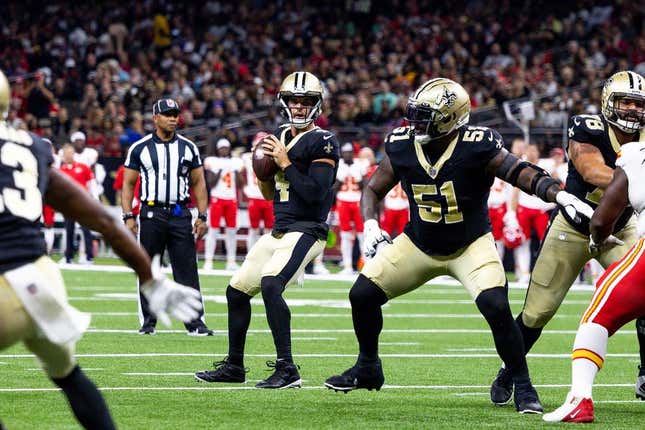 Aug 13, 2023; New Orleans, Louisiana, USA; New Orleans Saints quarterback Derek Carr (4) passes a touchdown to wide receiver Keith Kirkwood (18) against the Kansas City Chiefs during the first half at the Caesars Superdome.