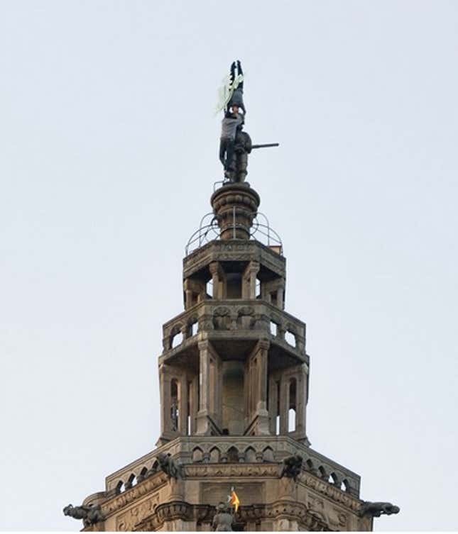 Wermke Leinkauf do a handstand on a church in Germany