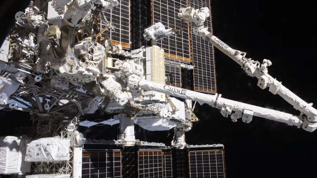 El astronauta francés Thomas Pesquet instalando los nuevos paneles solares de la Estación Espacial Internacional.