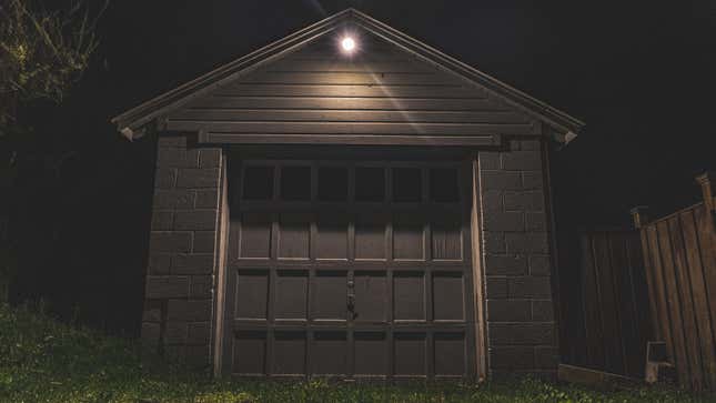 Image for article titled How to Make a Killer Haunted House in Your Garage