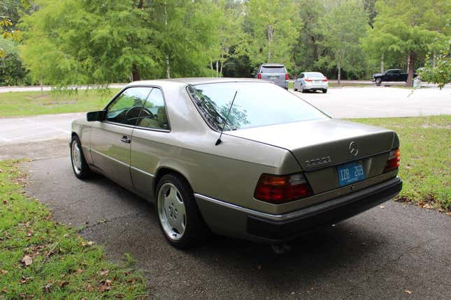 Bild für Artikel mit dem Titel: Ist dieser Mercedes 300 CE von 1993 für 13.500 US-Dollar ein begehrtes klassisches Coupé?