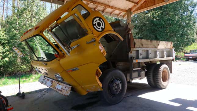 Image for article titled Here's What Those Big 'Bulbs' On Semi Trucks Are