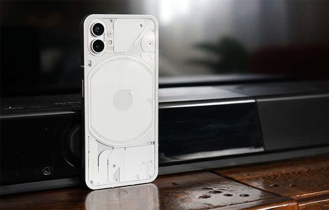 Imagen para el artículo titulado Probamos el Nothing Phone (1): un móvil redondo que lo tiene todo para ser el iPhone de Android