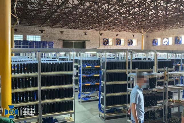 Imagen para el artículo titulado Desmantelan una granja de minería de criptomonedas que funcionaba con miles de PS4
