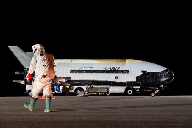 Imagen para el artículo titulado El avión espacial X-37B regresa a la Tierra tras 908 días en órbita