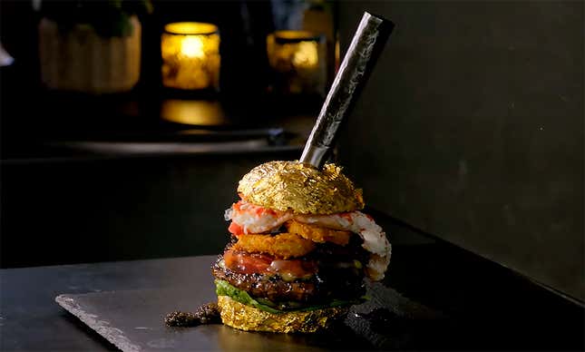 Imagen para el artículo titulado Wagyu, pan de oro, caviar, jamón ibérico y mayonesa de pato. Así se hace la hamburguesa más cara del mundo