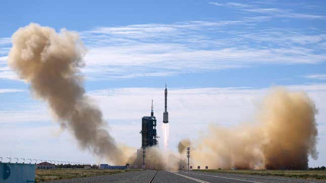 Se ve un cohete Long March, la misma familia de cohetes que se cree que lanzará el nuevo misil hipersónico de China, transportando astronautas chinos en Jiuquan, en el noroeste de China, el 17 de junio de 2021