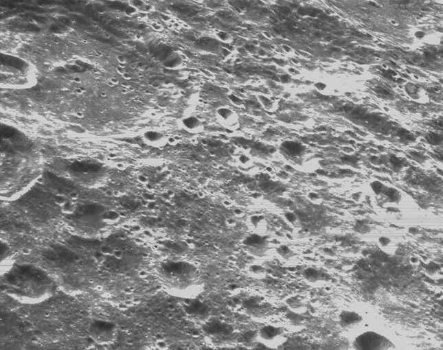 Imagen para el artículo titulado La NASA envía las primeras imágenes de la superficie lunar tomadas por Orión
