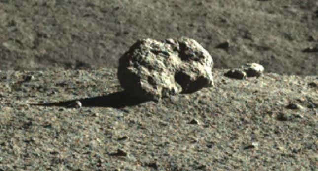 Imagen para el artículo titulado La extraña formación cúbica sobre la superficie de la Luna ha resultado ser una roca