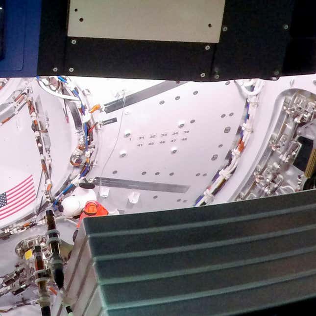 Imagen para el artículo titulado Todos los huevos de pascua que la NASA escondió en la nave Orion durante la misión Artemis 1