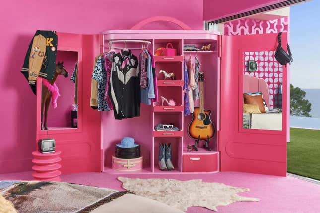 Imagen para el artículo titulado ¿Has soñado alguna vez vivir en la mansión de Barbie? Esto es lo más cerca que puedes estar de hacerlo
