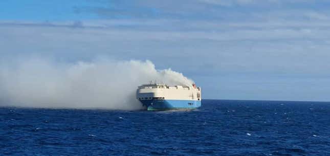 Imagen para el artículo titulado Hay un barco repleto de coches de lujo en llamas y a la deriva en mitad del Atlántico