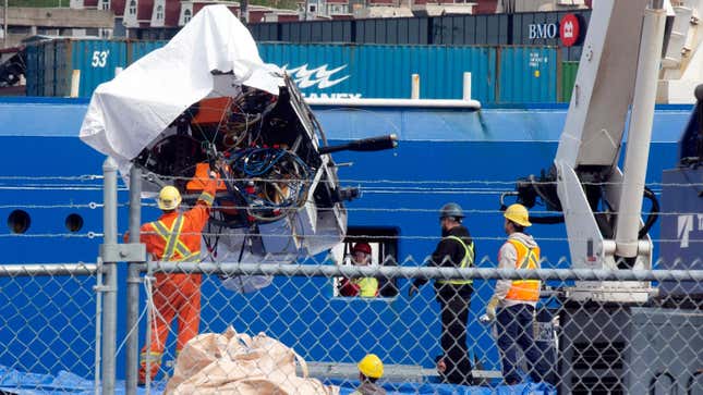 Restos del sumergible Titan siendo descargados en un puerto de Canadá