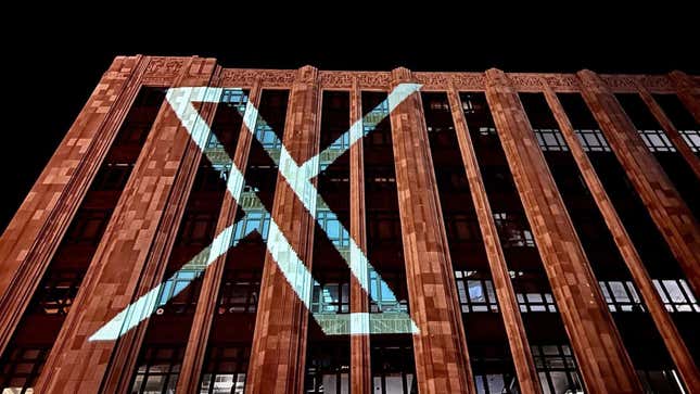 El nuevo logo de la X proyectado en la sede de Twitter en San Francisco el domingo por la noche