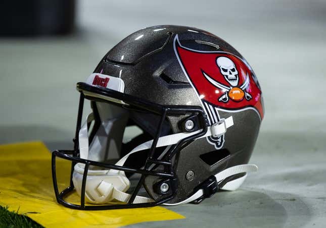 Former Bucs receiver Mike Williams on life support in Tampa, source says