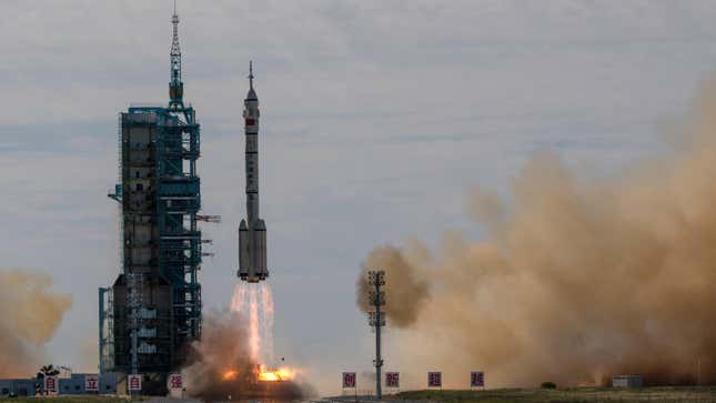 Imagen para el artículo titulado China denuncia ante la ONU que su estación espacial ha tenido que esquivar dos satélites de SpaceX
